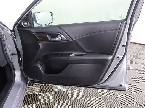 Used 2017 Honda Accord EX-L image 18