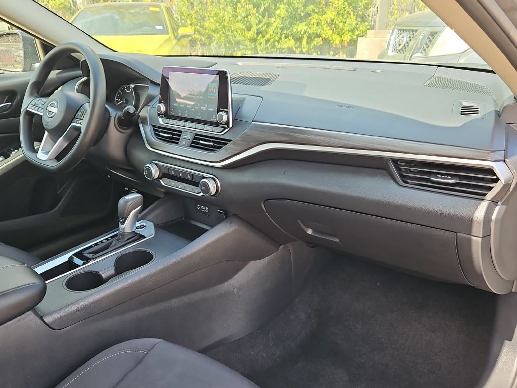 Used 2025 Nissan Altima 2.5 SV FWD image 32