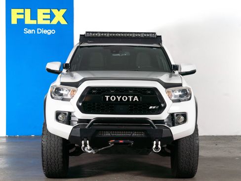 Used 2018 Toyota Tacoma TRD Off-Road w/ Technology Package AWD/4WD image 2