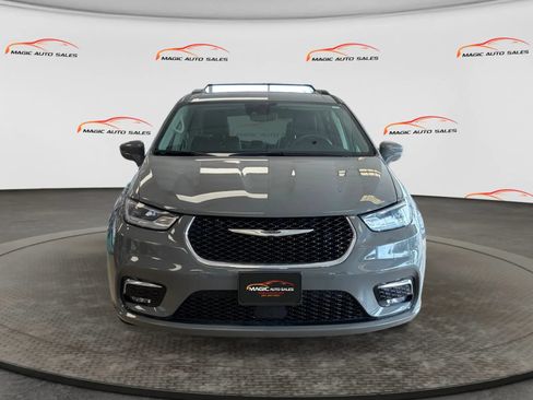 Used 2022 Chrysler Pacifica Touring-L FWD image 3