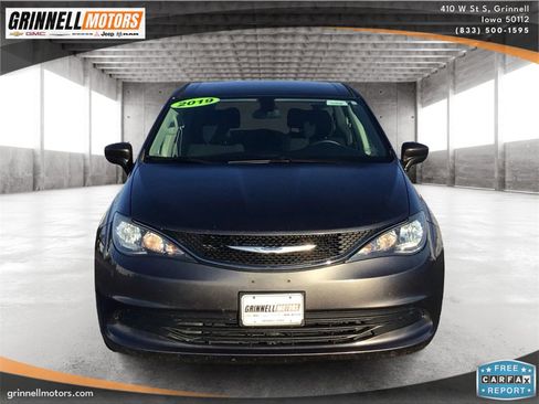 Used 2019 Chrysler Pacifica Touring image 2