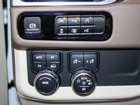 Used 2025 GMC Yukon XL Denali image 35