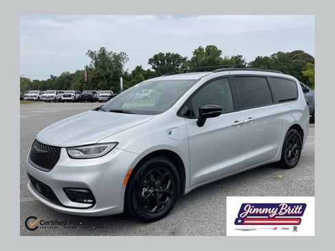 Used 2024 Chrysler Pacifica Premium FWD image 1