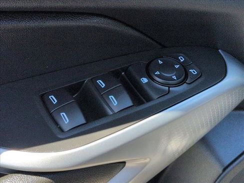 Used 2025 Chevrolet Trax RS w/ Sunroof Package FWD image 12