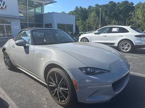 Used 2024 MAZDA MX-5 Miata Grand Touring RWD image 9