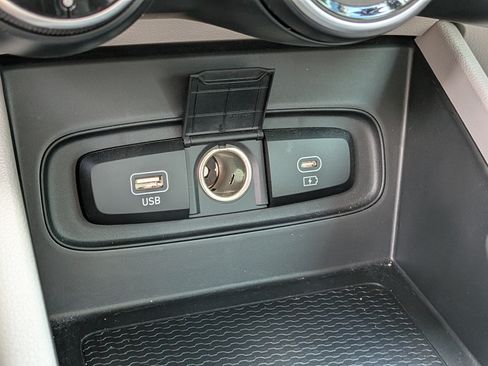 Used 2023 Hyundai Venue SEL FWD image 29