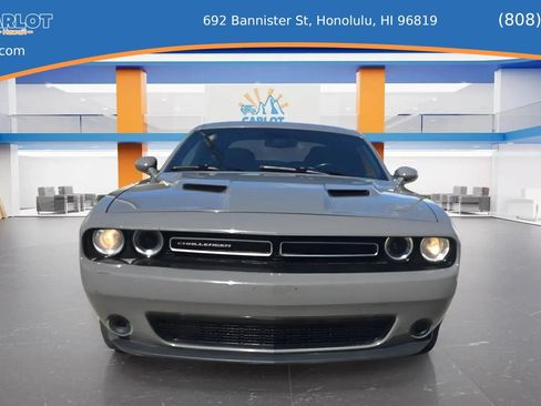 Used 2018 Dodge Challenger SXT RWD image 3