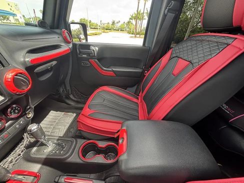 Used 2014 Jeep Wrangler Unlimited Sahara AWD/4WD image 15