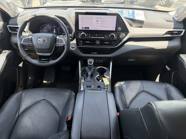 Used 2024 Toyota Highlander Platinum FWD image 23