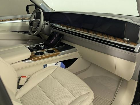 Used 2025 Cadillac Escalade Sport Platinum w/ LPO, Floor Liner Package image 32