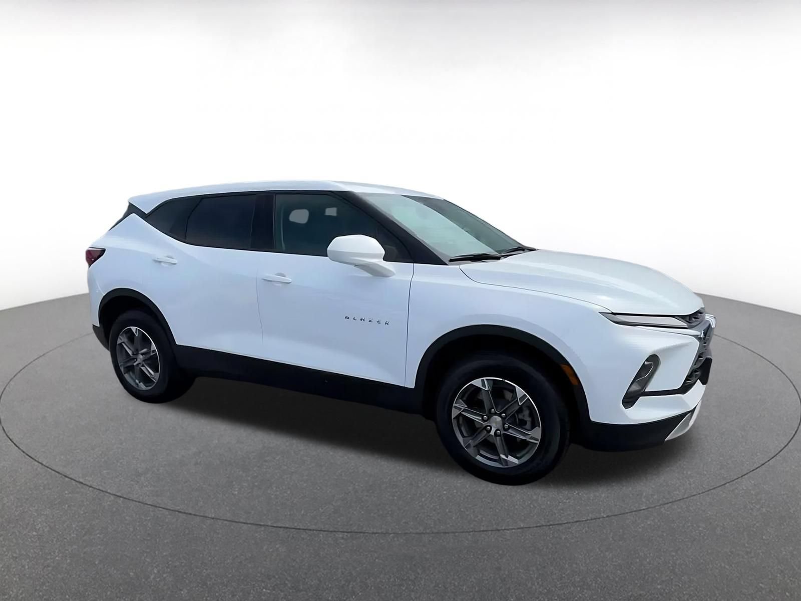 Used 2026 Chevrolet Blazer LT AWD/4WD image 2