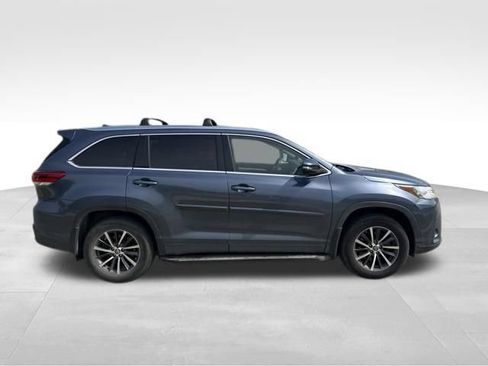 Used 2018 Toyota Highlander XLE AWD/4WD image 2