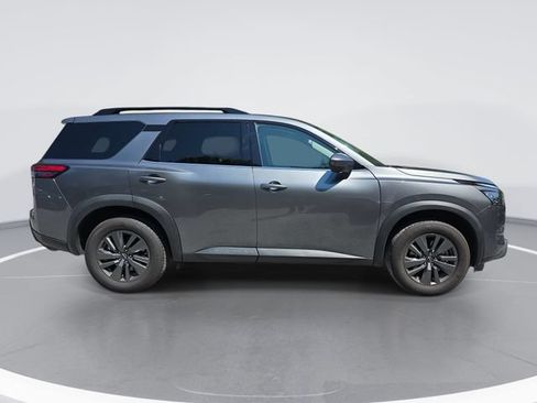 Used 2024 Nissan Pathfinder SV FWD image 3
