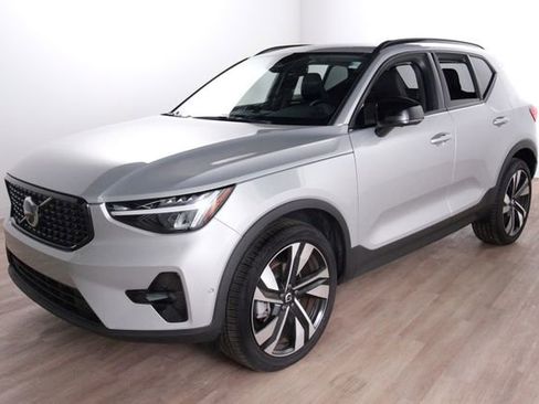 Certified 2025 Volvo XC40 B5 Core w/ Climate Package AWD/4WD image 2