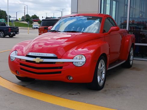 Used 2004 Chevrolet SSR w/ Preferred Equipment Group RWD image 3