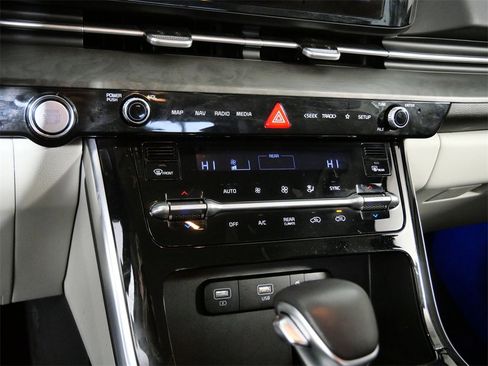 Used 2024 Kia Carnival EX image 19