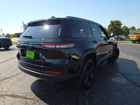 Used 2025 Jeep Grand Cherokee Altitude AWD/4WD image 6