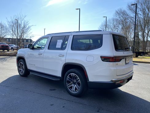 Used 2022 Jeep Wagoneer Series III w/ Flexible Seating Group image 7