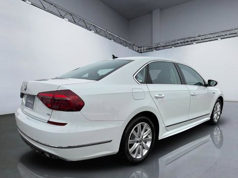 Used 2017 Volkswagen Passat 1.8T R-Line w/ R-Line Lighting Package image 7