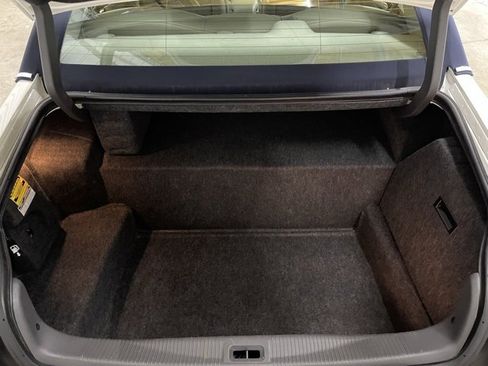 Used 2005 Lincoln Town Car Signature Limited image 12