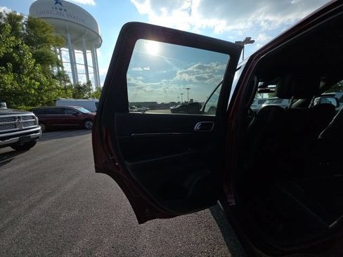 Used 2019 Jeep Grand Cherokee Limited AWD/4WD image 18