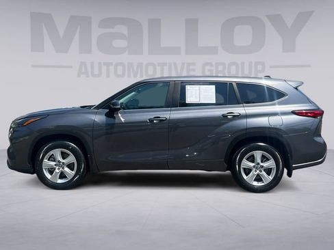 Used 2023 Toyota Highlander LE AWD/4WD image 2