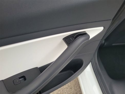Used 2020 Tesla Model 3 Standard Range Plus image 12