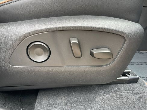 Used 2025 GMC Acadia AT4 w/ Luxury Package image 57