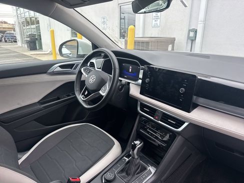 Used 2025 Volkswagen Taos SE image 9