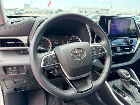 Used 2023 Toyota Highlander XLE FWD image 11