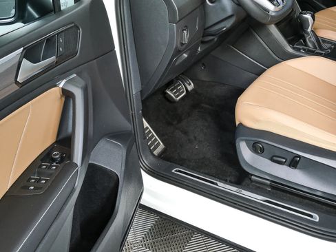 Certified 2023 Volkswagen Tiguan SE R-Line FWD image 10