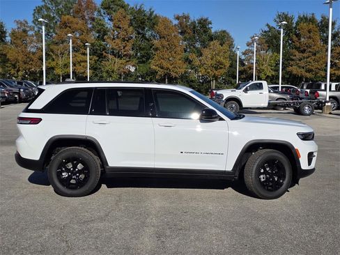 New 2025 Jeep Grand Cherokee Altitude image 34