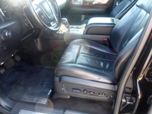 Used 2016 Lincoln Navigator Select RWD image 19