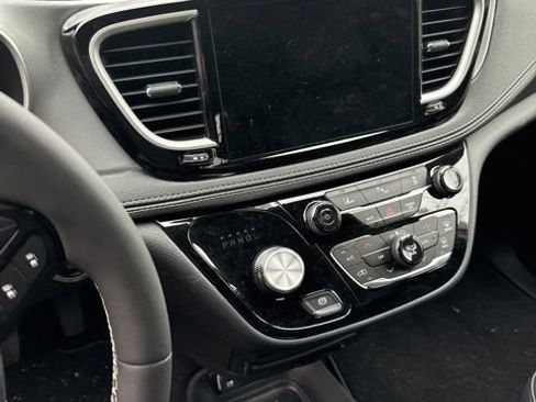 Used 2023 Chrysler Pacifica Touring-L w/ S Appearance Package image 3