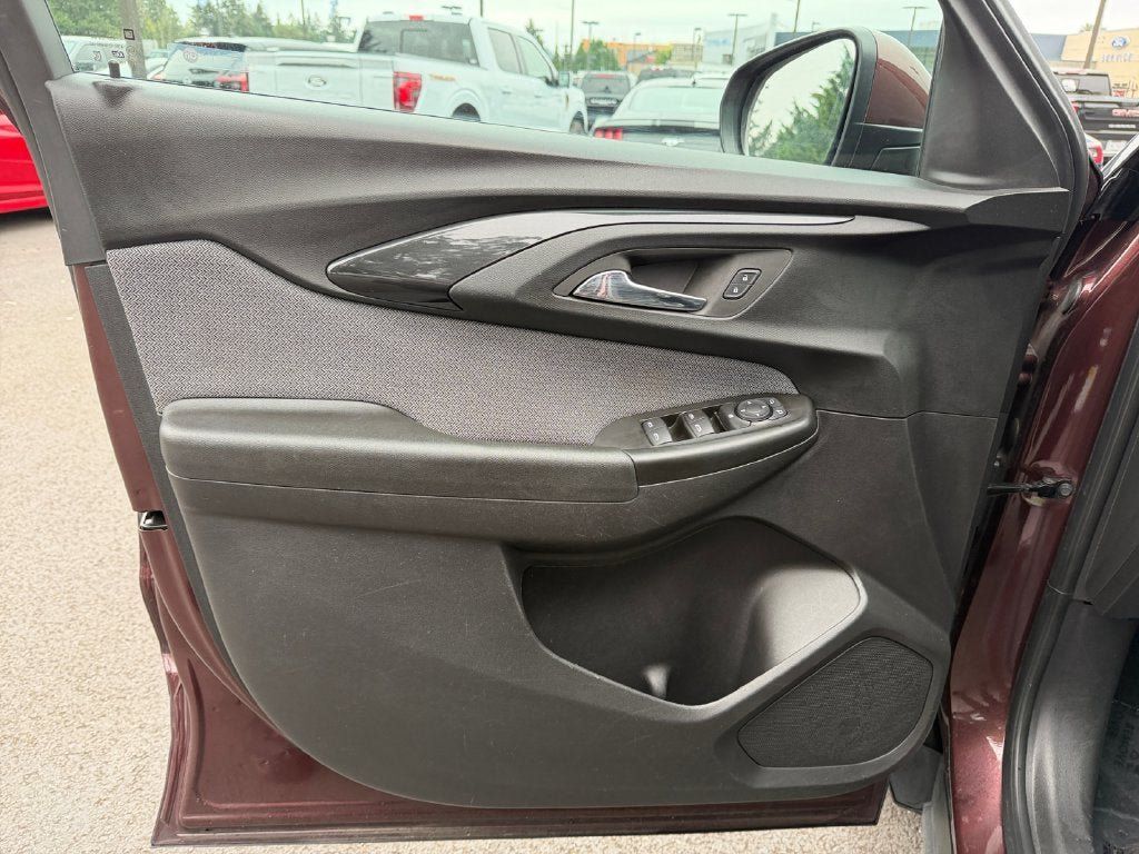 Used 2022 Chevrolet TrailBlazer LT w/ Convenience Package FWD image 21