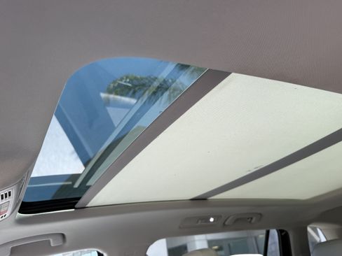 Used 2023 Volkswagen Tiguan SE w/ Panoramic Sunroof Package FWD image 16