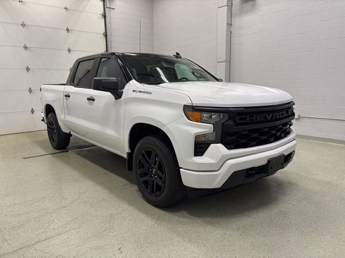 Used 2023 Chevrolet Silverado 1500 Custom AWD/4WD image 2