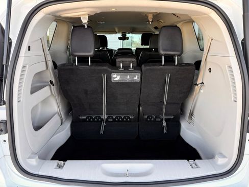 Used 2018 Chrysler Pacifica Touring-L image 51