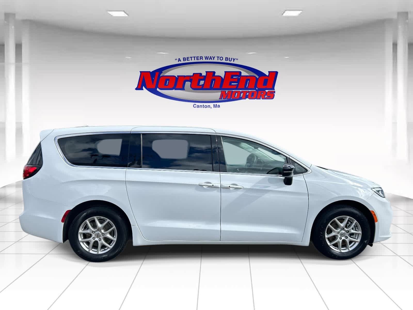 Used 2024 Chrysler Pacifica Touring-L FWD image 1