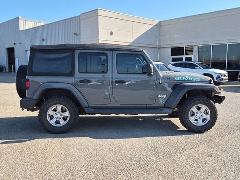 Used 2018 Jeep Wrangler Unlimited Sport image 2