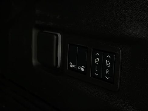 Used 2025 GMC Yukon Denali w/ Denali Reserve Package AWD/4WD image 9