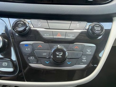 Used 2022 Chrysler Voyager LX FWD image 34