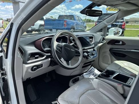 Used 2019 Chrysler Pacifica Limited FWD image 11