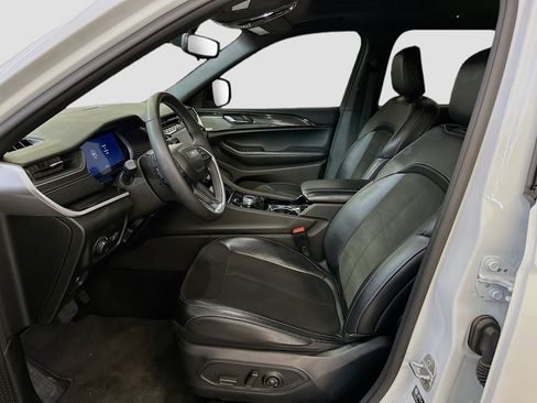 Used 2023 Jeep Grand Cherokee L Laredo image 13