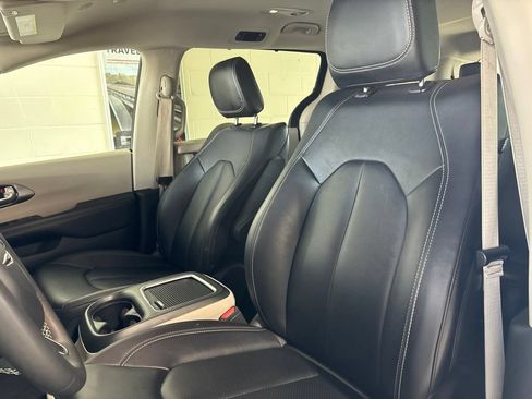 Used 2024 Chrysler Pacifica Touring-L FWD image 11