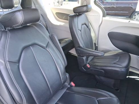 Used 2024 Chrysler Pacifica Touring-L FWD image 10