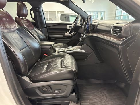 Used 2022 Ford Explorer Platinum w/ Equipment Group 601A AWD/4WD image 17