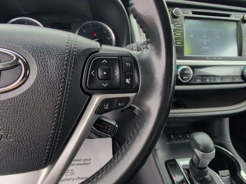 Used 2019 Toyota Highlander XLE AWD/4WD image 28