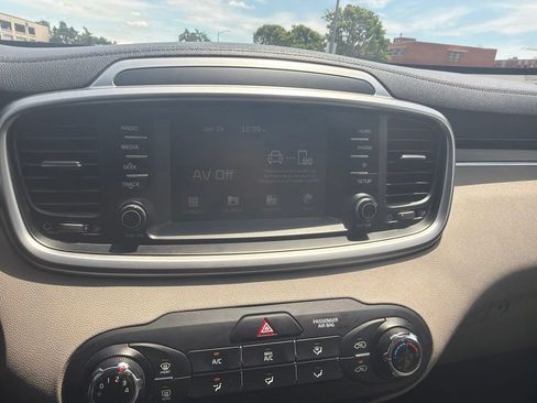 Used 2020 Kia Sorento LX FWD image 9