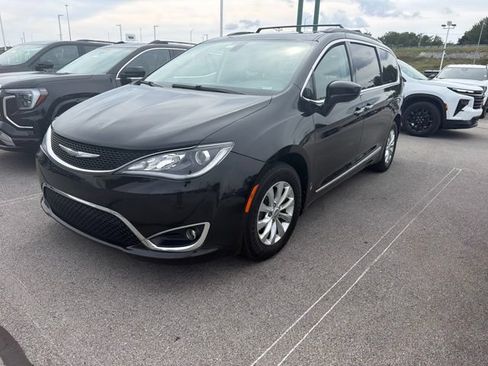 Used 2017 Chrysler Pacifica Touring-L FWD image 3